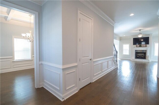 Foto del edificio - Spacious & Stylish 4BD Home with Loft in C...