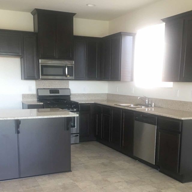 Foto del edificio - House For Rent in Tulare