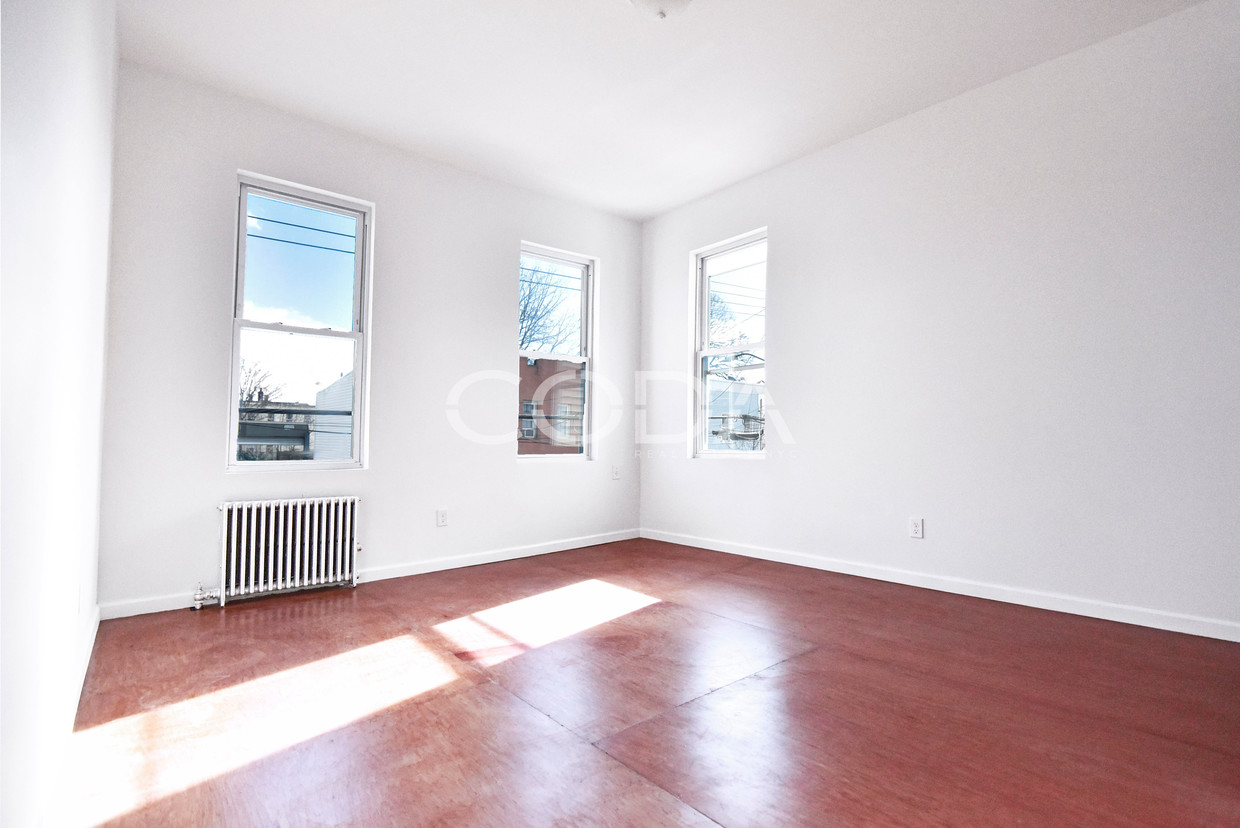 Primary Photo - 244 Linwood St