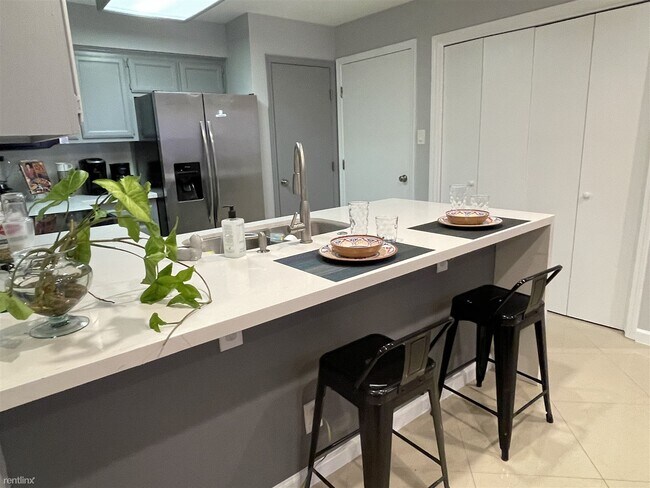 Foto del edificio - 2 br, 2 bath Duplex - 6251 Camelot Drive