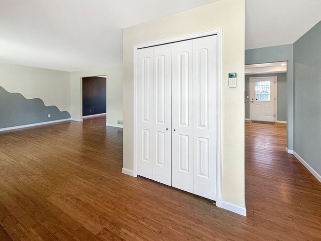 Building Photo - $0 DEPOSIT OPTION. SPACIOUS 4-BEDROOM CENT...