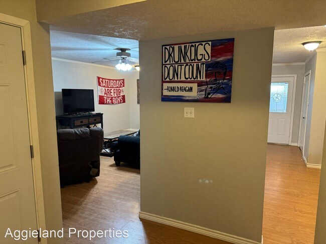 Building Photo - 3 br, 2 bath House - 3211 Heatherwood