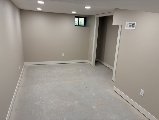 Building Photo - 1110 E Lacona Ave