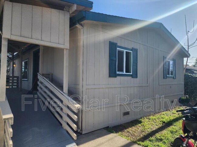 Building Photo - 1114 Laurel Ave