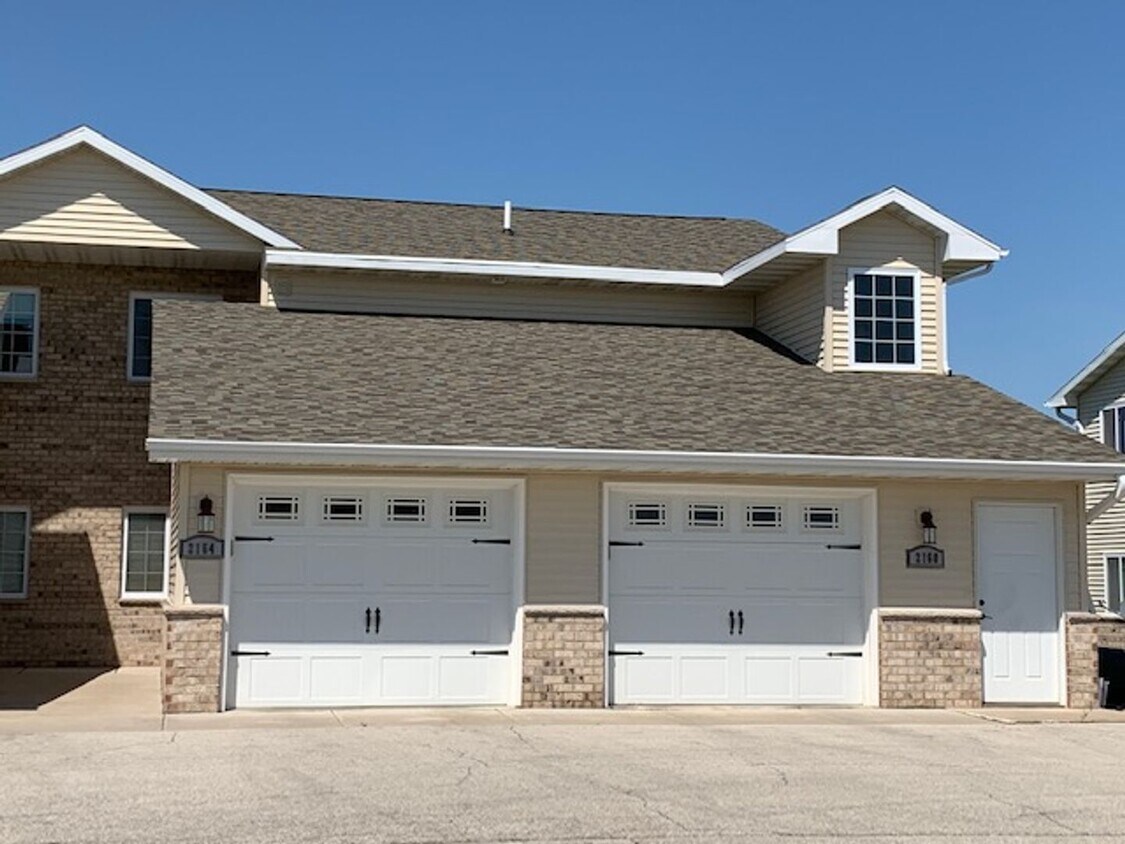 Foto principal - 2 Bedroom, 2 Bathroom Lower Available