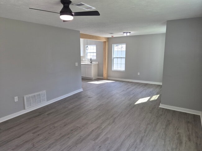 Building Photo - 4858 Sheridan Dr