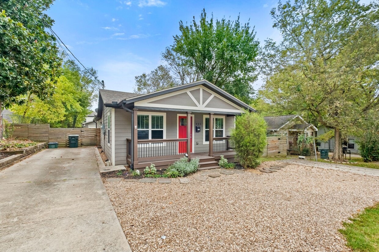 Bright & Cozy 3-Bedroom, 2-Bathroom Home with Fenced Yard! - Bright & Cozy 3-Bedroom, 2-Bathroom Home with Fenced Yard!