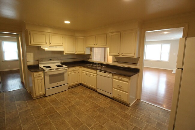 Building Photo - Spacious 3 Bedroom 2 Bath House in Fairway