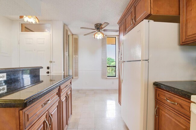 Foto del edificio - 6546 Coral Lake Dr