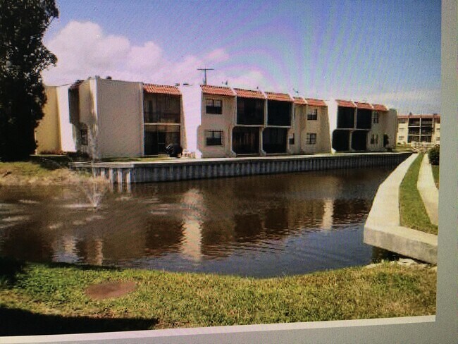 Building Photo - 2050 Oleander Blvd
