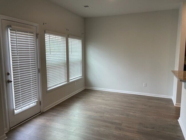 Foto del edificio - 4 Bedroom 2.5 Bath House in Liberty Villag...