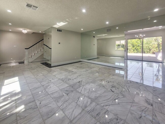 Foto del edificio - 151 W Hillside St