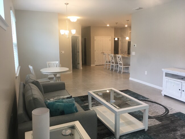 Building Photo - 1126 S Town and River Dr