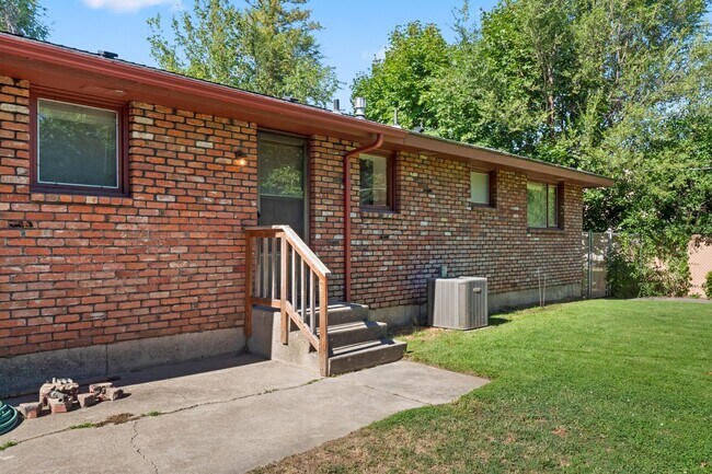 Building Photo - 505 W Ivanhoe Rd