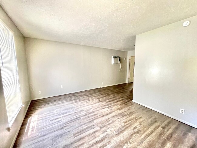 Building Photo - Renovated 1 Bedroom / 1 Bathroom in Madison! Pet friendly! A block from everything you need!
