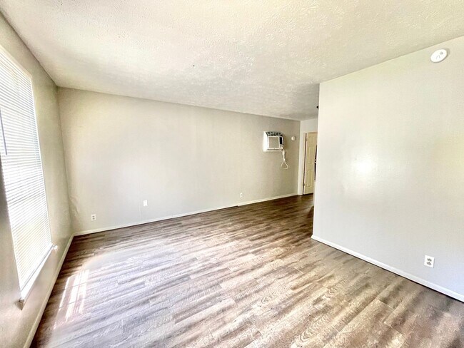 Foto del edificio - Renovated 1 Bedroom / 1 Bathroom in Madison! Pet friendly! A block from everything you need!