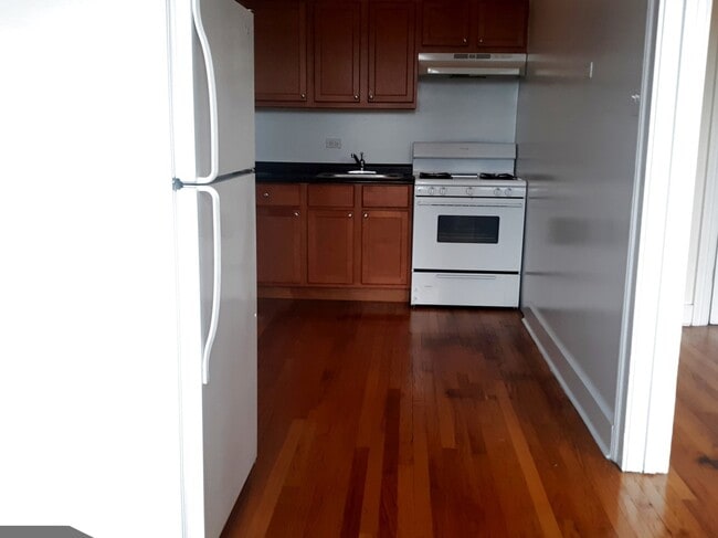 Foto del edificio - 2704 N Sawyer Ave