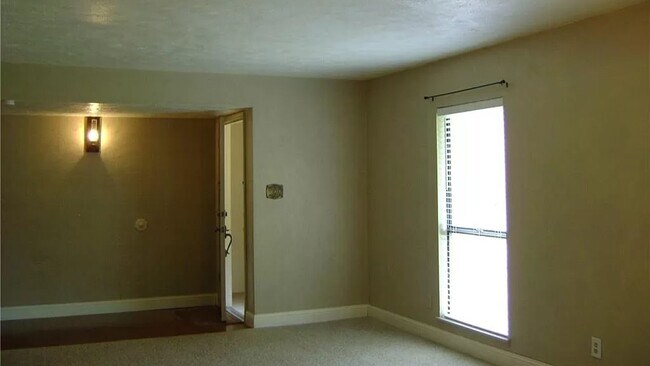 Foto del edificio - 3725 Walnut Dr