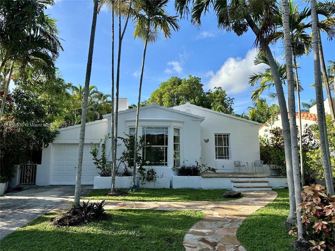 Foto principal - 725 NE 73rd St