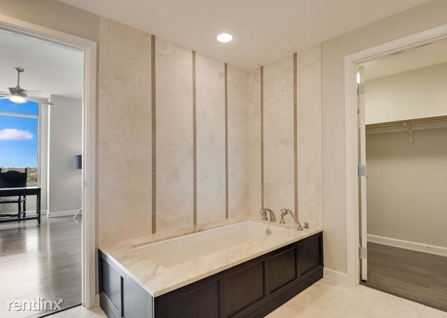 Building Photo - 1 br, 1 bath Condo - 4242 Broadway