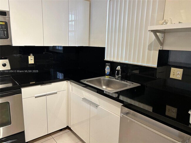 Foto del edificio - 9430 Live Oak Pl