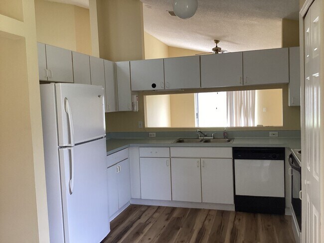 Building Photo - Adorable 3 bdrm/2 bath home with vaulted ceilings!!!!