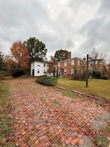 Building Photo - 1368 Main St