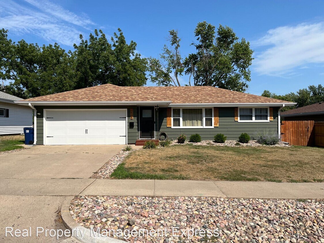 Primary Photo - 3 br, 2 bath House - 2408 S Holly Ave