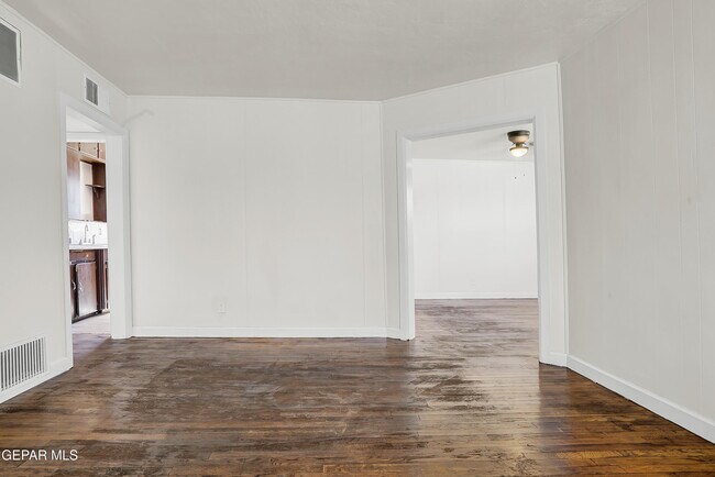 Building Photo - 536 Ben Swain Dr