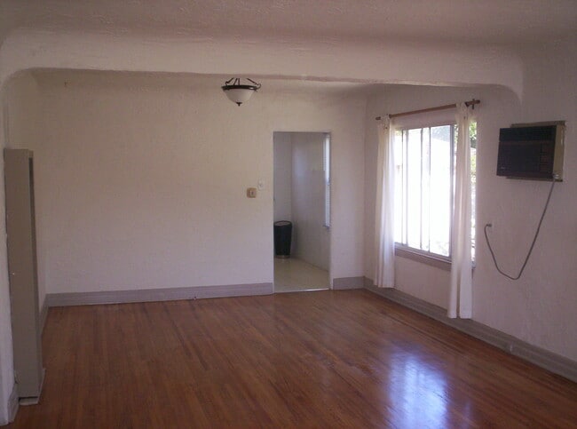 Sala de estar a la cocina - 4354 Coolidge Ave