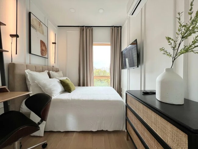 Foto del edificio - Furnished room/NOT APARTMENT