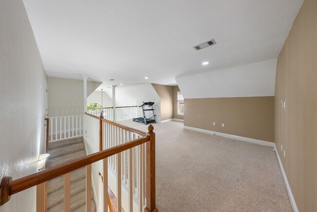 Building Photo - 4 Bedroom House