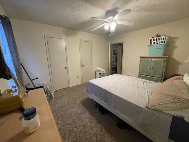 Building Photo - Campus View Apt-Walking Distance to UGA!