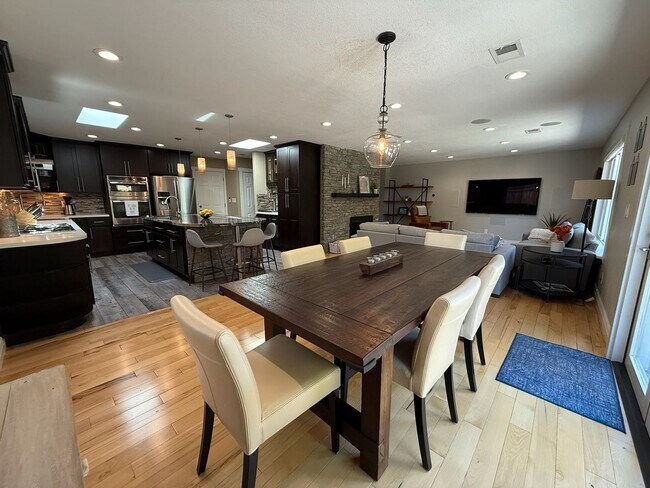Building Photo - Beautiful 3 Bed 2.5 Bath Home in the Prune...