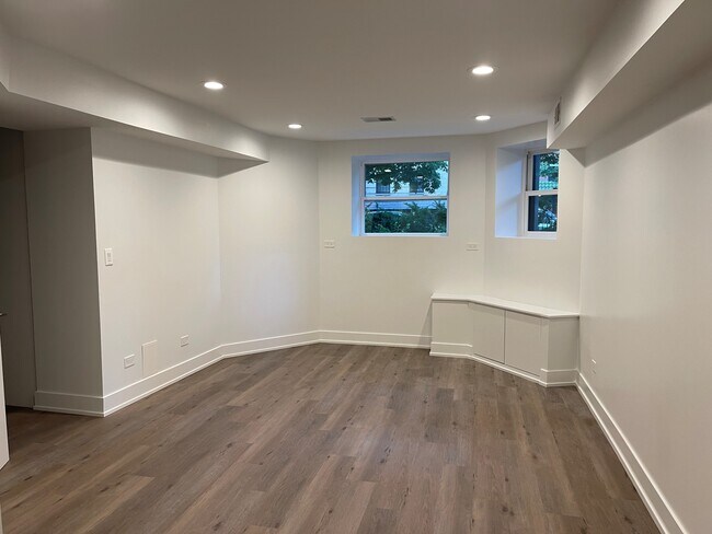 Living room - 511 W Barry Ave