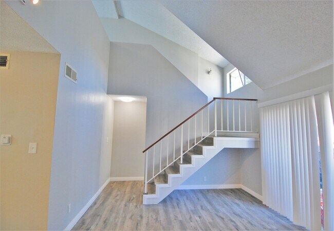 Foto del edificio - 746 N Eucalyptus Ave