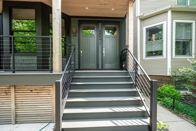 Foto del edificio - 2041 W Cuyler Ave