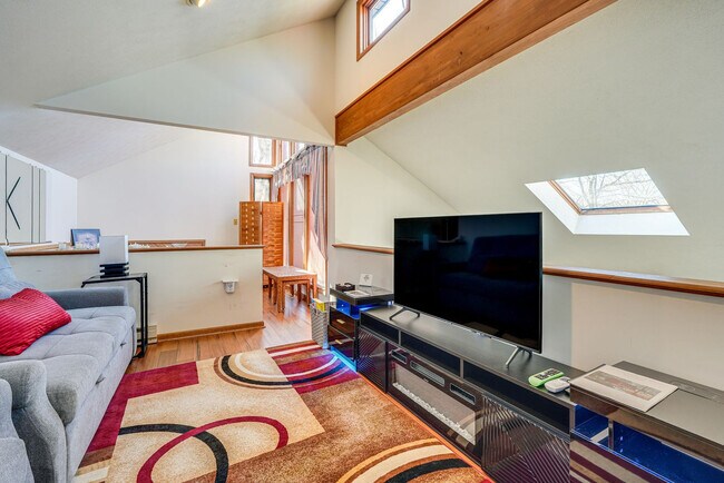 Foto del edificio - 5317 Woodbridge Dr E