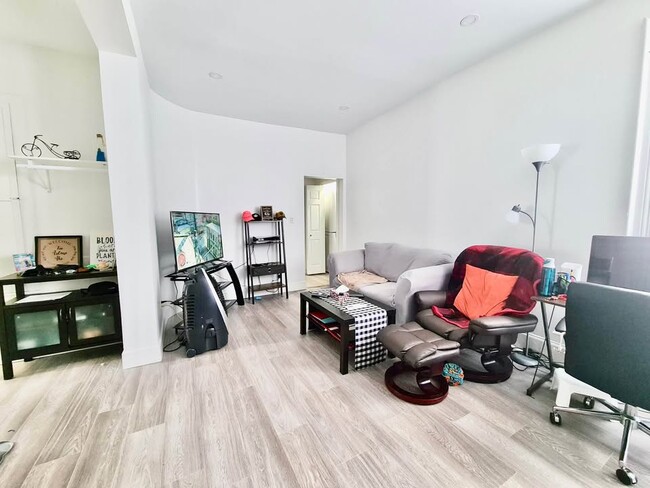 Building Photo - Renovated 2-Bedroom Apartment
