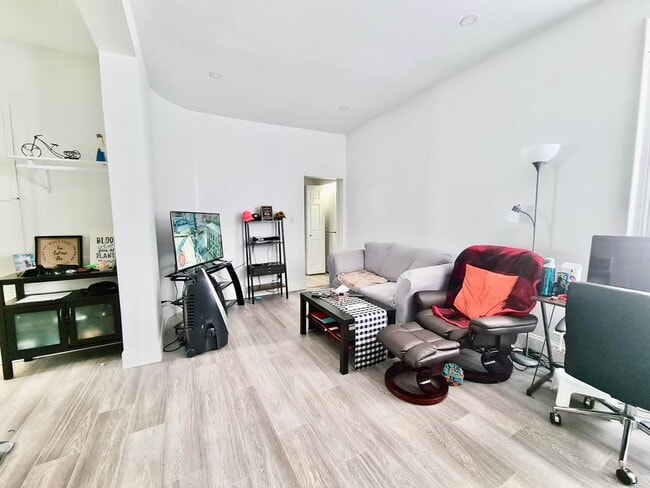 Photo du bâtiment - Renovated 2-Bedroom Apartment