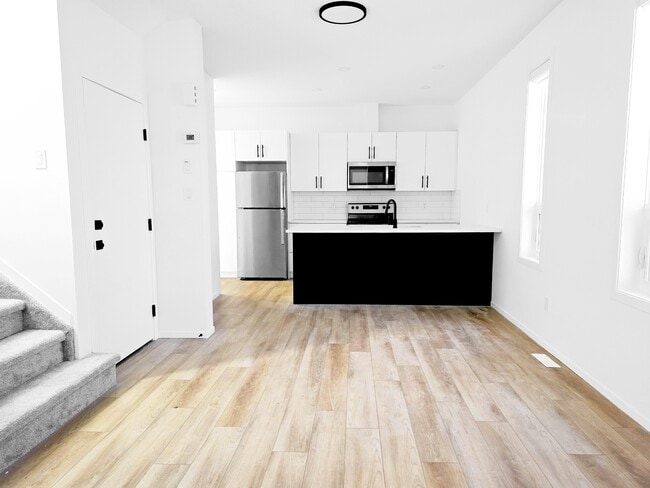 Photo du bâtiment - 11642-11690 90 St NW