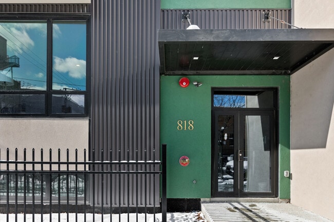 Foto del edificio - 818 N Wolcott Ave