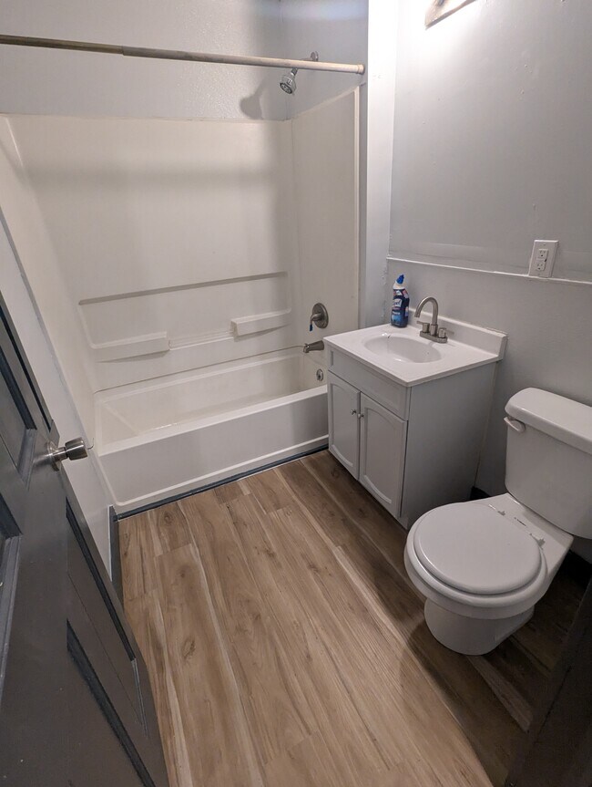 Baño completo - 201 W 10th Ave