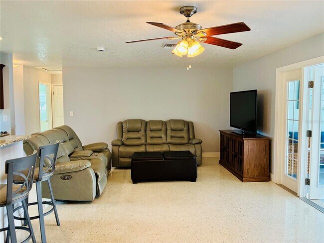 Building Photo - 14025 Yacht Club Blvd