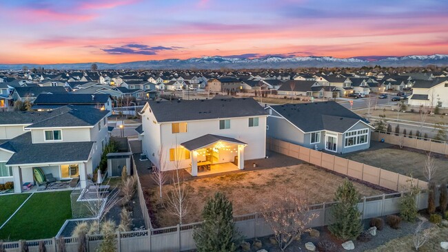 Building Photo - Gorgeous Home in the Perfect Location!