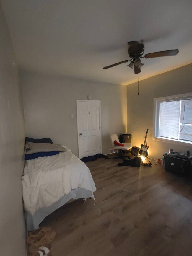 Building Photo - Four bedroom Student Housing in great loca...