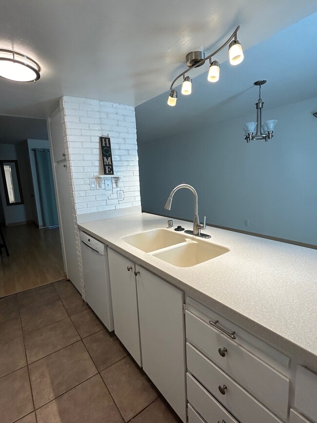 Building Photo - 5488 Roundtree Dr