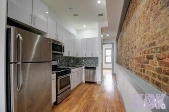Building Photo - 989 Putnam Ave