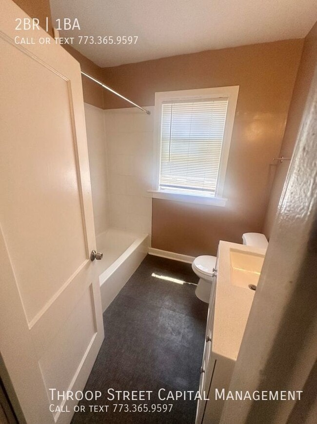 Building Photo - Spacious 2Bed 1Bath