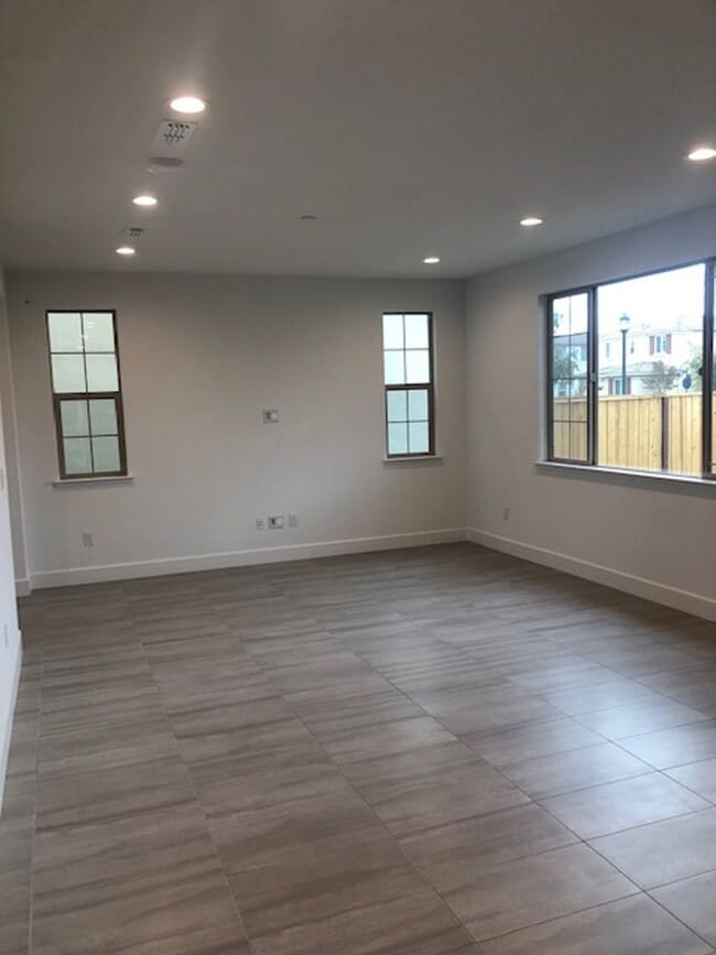 Building Photo - Newer 3 Bedroom 2.5 Bath in Mountain House